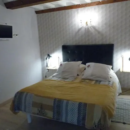 D'hotes Logis De Saint Jean Bed & Breakfast 3*