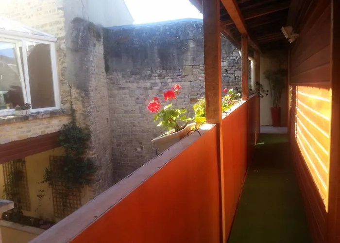 D'hotes Logis De Saint Jean Bed & Breakfast 3*